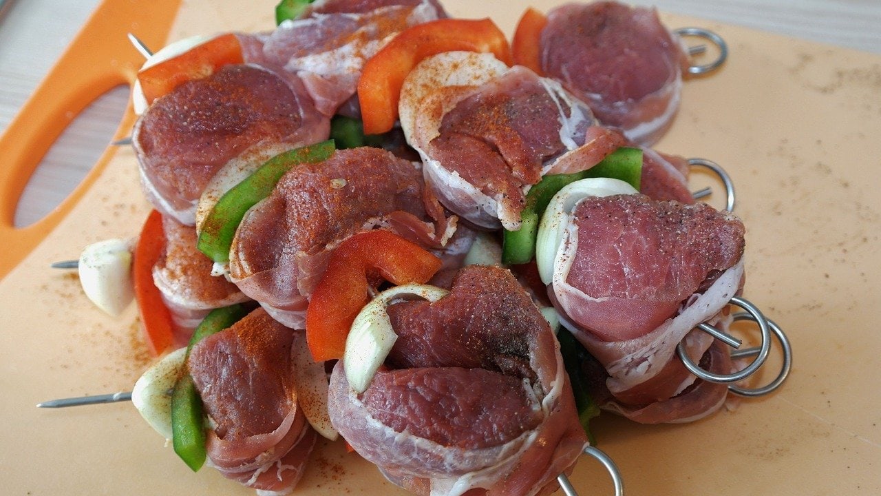 Špíz lchf maso a zelenina zabalené ve slanině.